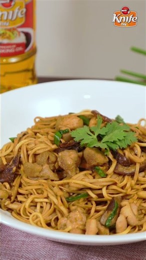 Braised Ee-Fu Noodles with Chicken and Mushrooms 伊府面