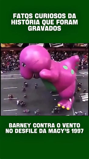 Fatos curiosos on Instagram: "Dia de Ação de Graças de 1997: Rajadas de vento transformam o globo gigante do Barney em um espetáculo de caos no icônico desfile da Macy’s, em um dos momentos mais memoráveis da história do evento. Durante o tradicional Desfile do Dia de Ação de Graças da Macy’s em Nova York, em 1997, condições climáticas inesperadas criaram uma cena inesquecível. Fortes rajadas de vento atingiram o enorme balão do personagem Barney, o dinossauro roxo amado por crianças, que há ano