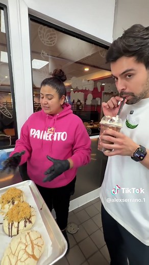 Probando el chocolate Dubai en concha