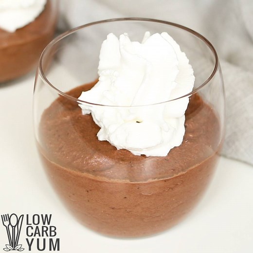 Need a yummy quick chocolate treat? This low carb and sugar-free Chocolate Mousse is a cinch to make and will surely satisfy your chocolate cravings! Get the RECIPE here -> https://lowcarbyum.com/low-carb-chocolate-mousse-recipe/ | Sugar Free Low Carb Recipes