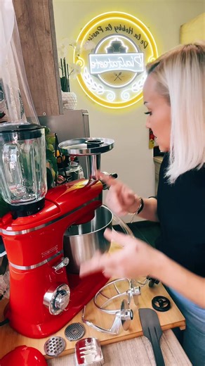 Robotul de bucătărie multifuncțional care îți schimbă viața