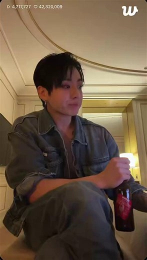 「 #RANDOM • 28.06.26 」FOFOSS. Numa live, o Jungkook (BTS) ouviu “RUN IT” e mencionou o Bang Chan, o Felix e falou sobre Stray Kids✨💕“JK: Vamos ouvir a música do Bang ChanAh, sinto sua falta Channie.Chan-ah, como tem passado? Deveríamos sair qualquer hora.Por que você tá sempre tão ocupado? Vamos sairO Stray Kids tem uma identidade tão marcante. Eles fizeram um cb de um jeito tão novo dessa vezComo é que o corpo dele (do Bang Chan) ficou assim? Por que o corpo dele parece tão bom? Por que o corp