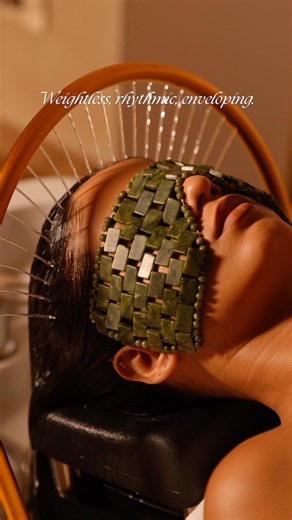 A restorative Scalp Treatment that combines warmth, continuous water flow & red light therapy. 🚿🤍