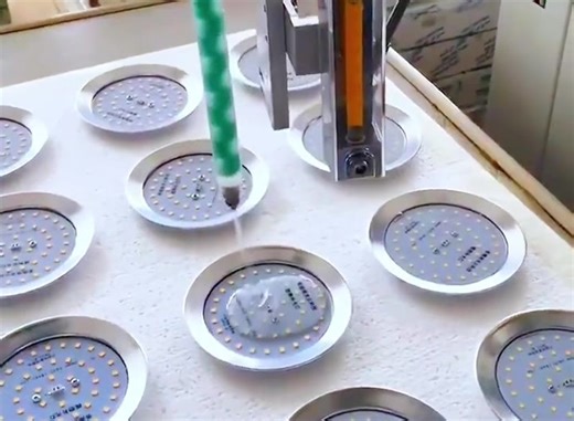 Effectively prevents electrical short circuits and leakage, ensuring the safe operation of the equipment. #Electronic encapsulating adhesive#glue#Waterproof and moisture-proof