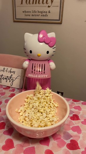Making Popcorn with Hello Kitty | Christmas Edition