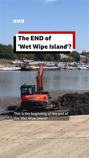 💧🧹 A huge clean-up is under way by the River Thames in west London to remove the massive build-up of wet wipes known locally as "Wet Wipe Island". About 180 tonnes - the same as 15 double decker buses - have built up along a 250m stretch near Hammersmith Bridge. The Port of London Authority says the project will help restore the river’s natural flow and protect wildlife from pollution. Tap the link in @bbclondon's bio to read more 🔗 #Thames #RiverThames #London #LondonNews | BBC London