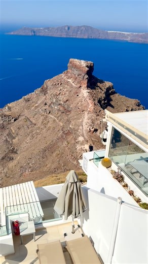 Sandy Papas | Website | Podcast | Trip Planning🇦🇺🇬🇷 on Instagram: "Skaros Rock 🌋 Located in Imerovigli on Santorini, just north of Fira, the Capital. • A dramatic rock, projecting into the caldera • was once one of the island’s main fortified settlements • Abandoned after major earthquakes • Now a short but steep walk to ruins and sweeping views • a popular detour on the Fira to Oia Hike Hot, exposed, leg-burning. Absolutely worth it. Or sit at one of the cafes above, and enjoy the view 😉�