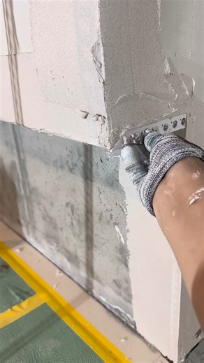 This tape helps strengthen the joint and prevent cracking before applying joint compound or plaster. #DrywallTips #ConstructionHacks #MeshTapeUsage #DIYRenovation #HomeImprovement | Casa Irrera Messina