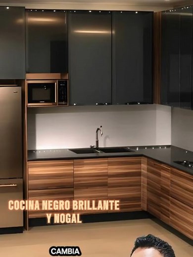 Cocinas Modernas: Diseño en Negro Brillante y Nogal