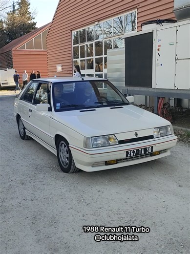 Renault 11 Turbo fase 2 de 1988 en Nîmotor, Francia. Inicialmente el R11 fase 1 montaba un motor Cleón-Fonte de 1.397 cc con turbo Garrett T2 y carburador monocuerpo que rendía 105 CV. Cuando se hizo el restyling de 1986 al modelo la versión Turbo del fase 2 pasó a tener una potencia de 115 CV. El Renault 11 y su hermano el Renault 9 se fabricaron en Europa hasta 1989, aunque en otros países se siguió fabricando. #renault #renault11 #r11 #r11turbo #classiccar