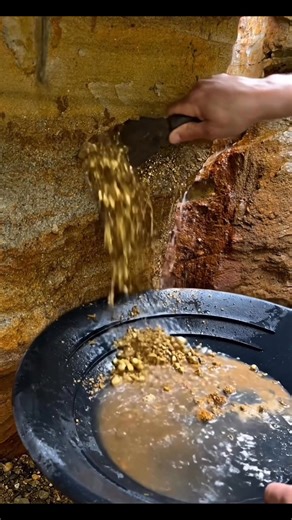 gold grain || find gold || scrape off gold material accidentally find gold. #gold ⚒️⚒️⛏️⛏️💰💰 #reelsviralシ #reelsviralシfb #reelinstagram #quartz #goldnugget #goldhunter #goldrush | Ropis Gold Hunting