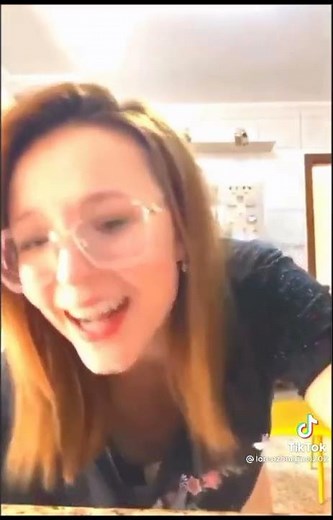 Larissa Manoela pagando peitinho - Larissa Manoela mostra peito sem querer em live / Peitinho