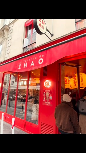 Rani SAIDI on Instagram: "🔥 La Taverne de Zao — un restaurant chinois pas comme les autres 🔥 Sur ces photos, on est sur du lourd. 👉 Un pot en terre fumant, bouillon rouge intense, parfumé, profond… des pâtes Biang Biang XXL, épaisses, faites pour accrocher la sauce 🌶️ La viande ultra fondante, les herbes fraîches, le piment qui nappe tout… c’est brut, généreux, authentique. 👉 Zoom sur les Biang Biang levées à la baguette : larges comme des rubans, nappées d’une sauce pimentée maison, brilla