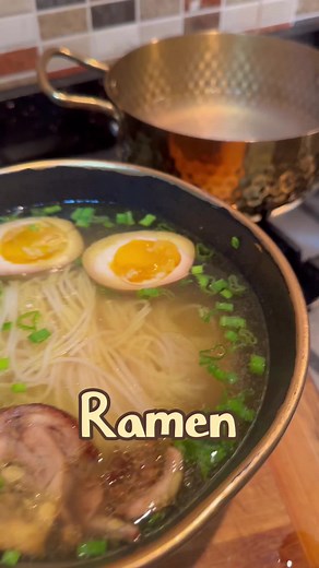 Ramen 101 In today’s episode (タレ, salt seasoning) (こうみゆ, seasoning oil )