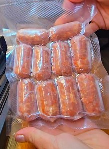 VACUUM PACKED HOMEMADE SKINLESS LONGGANISA #SkinlessLongganisa #sweetgarliclongganisa #longganisa #longganisanglucban #longganisarecipe #ilocoslongganisa | Simple Life in the Prairies