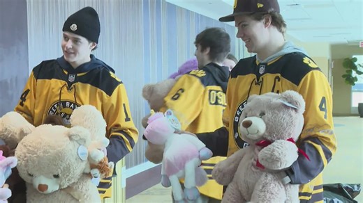 Green Bay Gamblers deliver teddy bears to pediatric patients after annual toss