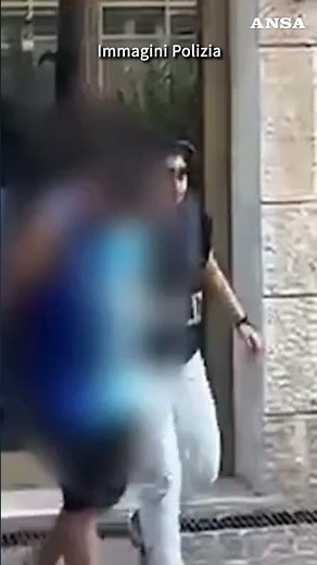 Trascinano un’anziana sull’asfalto per strapparle la borsa, fermati 2 uomini a Roma #ansa #news