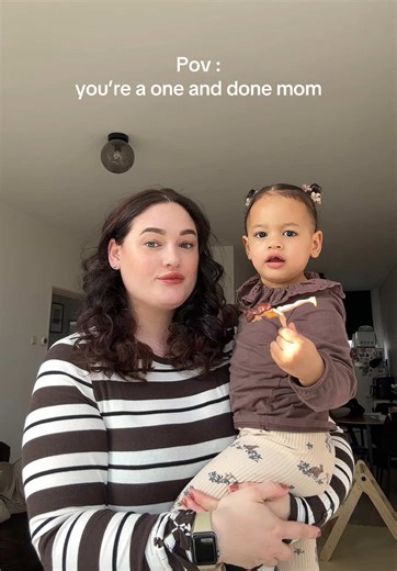 Me and my mini me 🩷 Living the best life together. Nee eerst vond ik de gedachten van meer kids echt hartverscheurend, maar ik zie nu zo erg de voordelen van 1 kindje en ja. Beter verwend dan verwaarloosd haha! 😝 #oneanddone #bewustalleenstaandemama #bammam #mommyanddaughtergoals #peuter
