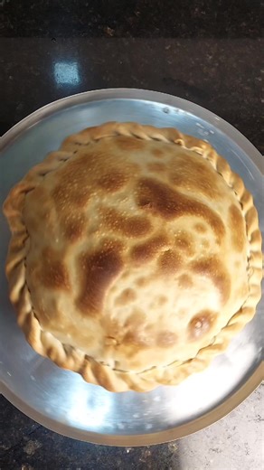 Fugazza!! ¿Cuál va primero? siempre pongo jamón, cebolla, queso y tomate y algunas veces pollo y aceitunas. Cada quien pone en orden que le guste pero si que no me gusta que el olor del huevo sea muy intenso especialmente ese olorcito no muy agradable, es por es que siempre al huevo que va dentro, le pongo sazón!!! #tarta #tipsdecocina #recetasfaciles #recetaeconomica