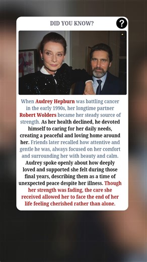 When Audrey Hepburn was battling cancer in the early 1990s, her longtime partner Robert Wolders became her steady source of strength. As her health declined, he devoted himself to caring for her daily needs, creating a peaceful and loving home around her. Friends later recalled how attentive and gentle he was, always focused on her comfort and surrounding her with beauty and calm. Audrey spoke openly about how deeply loved and supported she felt during those final years, describing them as a tim