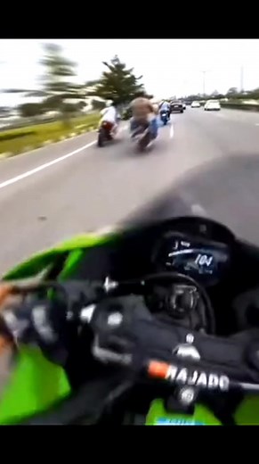 581K views · 10K reactions | Race  蠟 . #duke39t #duke250 #duke390 #stopie #insaneride #cristianoronaldo #urcristianoRC vs Duke ❤‍ Kawasaki Ninja Zx10r #trendingshorts #ninjazx10r #newshorts #viralsong #viralshorts❤️殺 #newshorts #viralshorts #trendingshorts #trendingsong #zx10r❤‍#zbrider@ZB Rider | ZB Rider | Facebook
