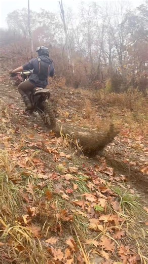 Ethan Koran doing a lil single track yesterday #ktm #wellsville #hillclimb #freeride #2stroke #Ohio | Sam Flood