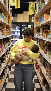 Ceci est votre rappel : l’allaitement ne se prévoit pas, c’est un besoin. Partout, tout le temps. On répond simplement au besoin vital de notre bébé et à sa croissance. Et comment ça peut poser problème ? Ça ne devrait pas : c’est juste… naturel 🤍 | Tajinebanane