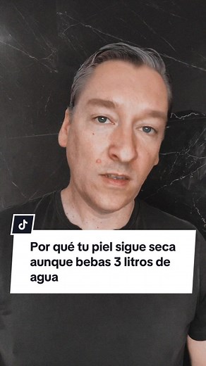 Hablamos sobre por qué tomar mucha agua no hidrata tu piel si le falta el sellador de grasas esenciales. Explicamos cómo tu cuerpo necesita ácido linoleico, linolénico y araquidónico para mantener la membrana protectora de la piel, y cómo la dieta moderna desequilibrada en omega 3 y omega 6 (proporción 20:1 en lugar de 1:causa inflamación y sequedad. Compartimos qué alimentos reales consumir: pescado de mar dos veces por semana, semillas de chía y linaza molida, aguacate, y qué evitar: aceites v