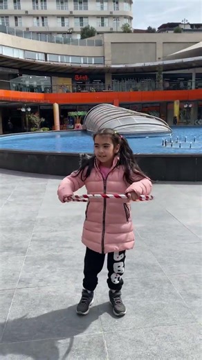 Azra couldn’t resist the hula hoop! 😱💕