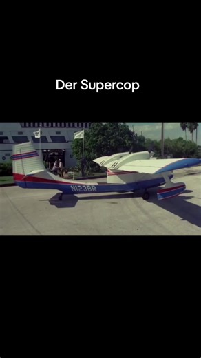 „Der Supercop“ (Poliziotto superpiù, 1980) ist eine spritzige Mischung aus Action, Krimi, Comedy und Science-Fiction, in der Terence Hill in einer seiner charmantesten Solo-Rollen glänzt. Hill spielt Dave Speed, einen gutherzigen, aber etwas tollpatschigen Polizisten in Miami. Alles beginnt, als er während eines Einsatzes mit radioaktivem Material aus einem NASA-Testgebiet in Kontakt kommt. Anders als alle anderen Überlebenden entwickelt Dave daraufhin übernatürliche Fähigkeiten: Er kann Gegenst