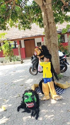 cara memakai kostum Buto lucu