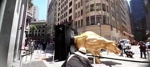 99K views · 4.1K reactions | UM "TOURO DE OURO" NO CENTRO Foi inaugurada hoje a escultura do "touro de ouro" em frente ao edifício da Bovespa, na Rua XV de Novembro. A escultura promete ser um novo ponto turístico no centro. Diga aí: vc pretende visitá-la? Para esclarecer: NÃO é obra de órgão público, é uma parceria entre Pablo Spyer (investidor), Rafael Brancatelli (artista) e B3. | São Paulo da Depressão - Paulistanices | Facebook