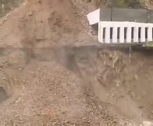 Lupang kinatatayuan ng Rockshed o Tunnel sa Kennon Road, nagsimula na ring gumuho. Matapos ang sunod-sunod na pagguho at pagbagsak ng lupa mula sa bundok sa itaas na bahagi ng tunnel, maging ang lupa sa ilalim ng kalsada ay nagsimula na ring gumuho ngayong araw, July 26. Hindi pa naman makapagsagawa ng clearing operations ang mga otoridad dahil sa naturang sitwasyon. Courtesy: Tuba MPS | Regional News Group - RNG Luzon