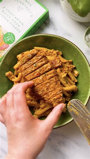 💍 Say 'I do' to quick & easy plant-based meals with new Linda's Quick Cook Chicken Steaks, especially delicious in our Marry me Chicken recipe 🤭 Ingredients 2 Linda McCartney’s Quick Cook Chicken Steaks 3 tsp olive oil 1 tbsp onion powder 1 tbsp garlic powder 1 tbsp dried oregano 1 tbsp smoked paprika 1 tbsp vegan butter 2 echalion shallots, thinly sliced 3 garlic cloves, finely sliced 2 tbsp sun-dried tomato paste 1 tbsp chilli flakes (optional) 400ml vegetable stock 150ml vegan single cream