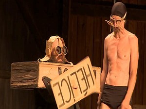 Prenez du scotch, des marqueurs noirs, deux comédiens et du carton (beaucoup de carton) : voici les ingrédients de la pièce à succès "Les Gros patinent bien" de et avec Pierre Guillois et Olivier Martin-Salvan. Créée en 2020 et Molièrisée en 2022, elle est jouée en ce moment au Théâtre du Peuple - Maurice Pottecher de Bussang. Ou comment raconter le tour du monde sans bouger de sa chaise de cet Américain à l'accent excentrique, épaulé par son accessoiriste (comme dans cet aéroport Islandais sur 