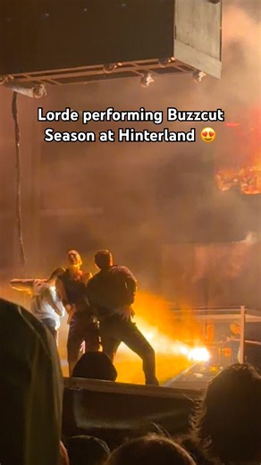 LORDE performs Buzzcut Season in the rain at Hinterland 😍