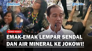 TRIBUN-MEDAN.COM,MEDAN - Seorang partisipan Bobby Nasution yang hadir dalam Gedung Serbaguna menerobos Paspampres untuk meminta keadilan ke Presiden Joko Widodo, Minggu (27/8/2023). Partisipan tersebut seorang perempuan dengan menggunakan baju hitam sambil berteriak meminta keadilan. "Tolong keadilan untuk kami pak," teriaknya Namun karena dihalangi Paspampres, perempuan tersebut terlihat kesal sehingga melemparkan sendal serta menyemprotkan air mineralnya ke arah Jokowi. Ternyata lemparan senda