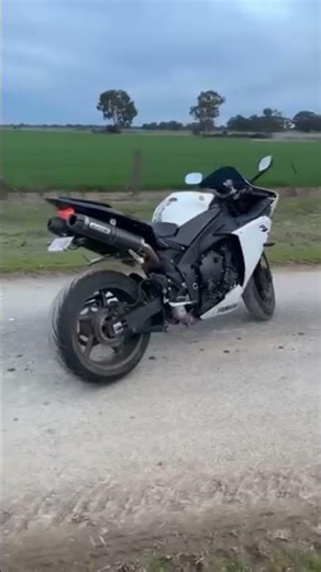 2010 YZF R1 Brutal sound and walk around