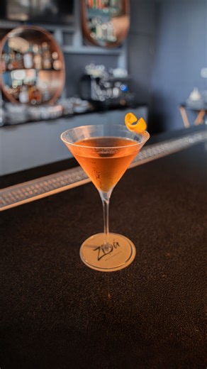 Tres cócteles inspirados en el sabor y el alma del Perú. Encuéntralos como Pisco Sour, Pisco Mule y Capitán Huamaní. Disponibles solo el 31 de octubre. #DíaCriollo #Zisá #Restaurant Inmobiliaria María Isabel SAC RUC: 20396900719 | Zisá Restaurante