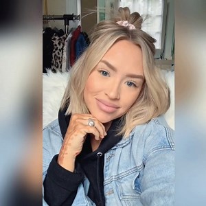 Wearing your hair up with tape in extensions isn’t always easy but it is indeed possible! You guys know I have about 7 seconds a day to attempt to throw myself together with wrangling 4 babies 😂 so honestly rocking my hair up is a real go to. The strategy with tape-ins is a good pull and tug tactic. You can’t go straight back with where mine are placed, so I like to keep my center part and drape the pieces! Pulling small sections until the tapes are hidden. I’m using the L’ange Aplatir straight