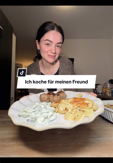 Kartoffelgratin mit Hackbällchen und Gurkensalat Rezept