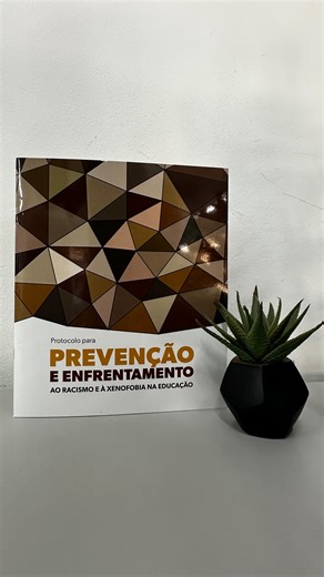 Lançamos hoje o Protocolo para Prevenção e Enfrentamento ao Racismo e à Xenofobia na Rede Municipal de Ensino. O material orienta escolas e demais equipamentos da Educação sobre como agir de forma rápida, eficaz e acolhedora diante de situações de racismo e xenofobia, fortalecendo uma cultura educacional antirracista. O documento reúne diretrizes práticas para promover ambientes inclusivos, valorizar a diversidade étnico-racial e apoiar a implementação das Leis 10.639/2003, 11.645/2008 e 16.478/