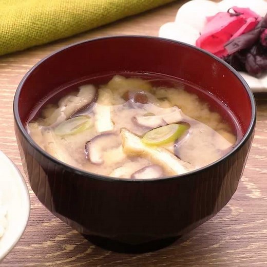 和食の献立に！ しいたけと油あげの味噌汁のレシピ動画・作り方 | デリッシュキッチン