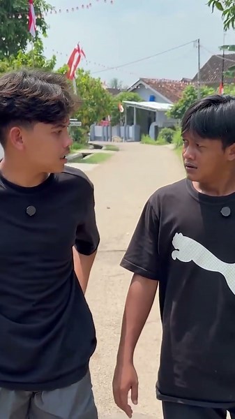 Who has a friend that's so scared of balloons popping they scream for help🤣comment below #shorts ...