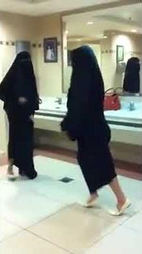 رقص بنات في الحمام