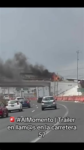 🚨 #AlMomento | Tráiler en llamas en la carretera 57 Usuarios de la Carretera Federal 57 reportan un tráiler incendiándose sobre el puente de La Piedad, a la altura del municipio de El Marqués, este sabado 14 de marzo 🔥 En imágenes compartidas por automovilistas se observa la unidad envuelta en llamas, lo que ya genera precaución entre los conductores que circulan por la zona. ⚠️ Tome precauciones si va a transitar por el lugar, reduzca la velocidad y atienda las indicaciones de las autoridades