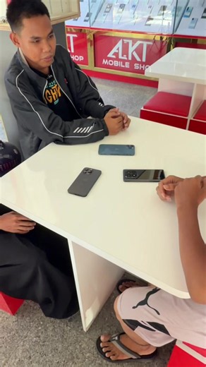Android or Iphone?? 🤷🤭#creatorsearchinsights #ဖုန်းဝယ်မယ်ဆိုစိတ်ချယုံကြည်akt #fypシ゚ #trending #iphonevsandroid