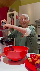 ✨ 🙏 La vie d'Irène 🥑🥥🍓🍌🍇 Un soir chez la Papesse du Cru . "Les jus de légumes sont d'excellents reminéralisants ! Essentiels pour désacidifier (et donc réparer) notre organisme malmené par les produits laitiers... Pour les gens qui ont beaucoup de douleur, c'est capital. C'est l'entretien de la carrosserie !" - Irène Grosjean . DANS CE JUS ROSE... - betteraves - poivrons rouges - gingembre - oranges . www.santenaturopathie.com . [images Bruno T.] | Irène Grosjean