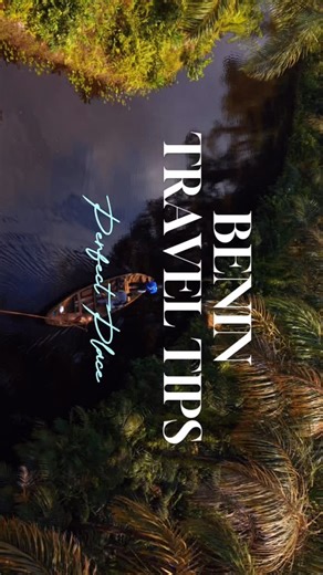 Porto-Novo, the capital of Benin, is a city steeped in history and soul. Between its Afro-Brazilian heritage, royal traditions, and colonial influences, it tells the story of an elegant and profound Africa. Bordered by the Black River, with its calm and mysterious waters, the city maintains an intimate connection with nature and local beliefs. Less bustling than Cotonou, Porto-Novo captivates with its tranquility, its museums, its palaces, and its unique cultural identity—a city that doesn’t sho