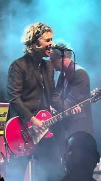 Billie Joe Armstrong Covers “I Think We’re Alone Now” at Comic-Con Fandom Party 🎤🔥